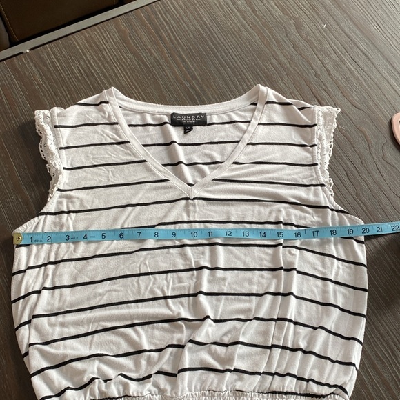 Laundry by Shelli Segall ladies T-shirt in black and white stripes size large. - Picture 7 of 8